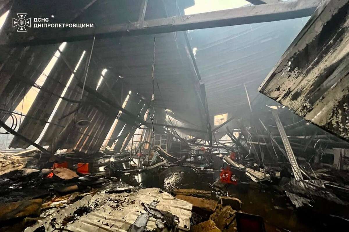 Удар по ТЦ у Кривому Розі: триває пошукова операція, кількість загиблих зросла
22 серпня у місті Кривий Ріг досі триває рятувальна операція у торговому центрі «Сонячна галерея», пише «Дніпро Оперативний».
Станом на…
