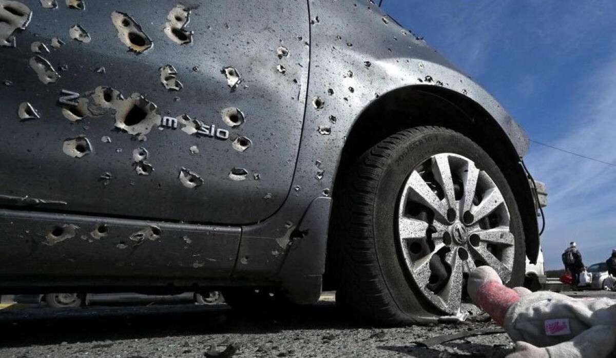 Як у Дніпрі захистити авто від уламків і вибухової хвилі: поради водіям
Автомобіль під час війни може постраждати навіть без прямого влучання: його здатні пошкодити уламки ракет і дронів, вибухова хвиля, скло…