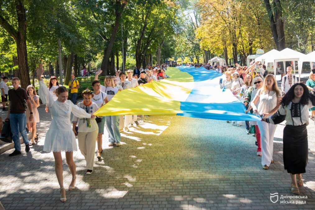 «Крила єдності»: у День Незалежності дніпряни пройшли містом із 50-метровим прапором України