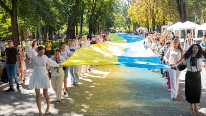 «Крила єдності»: у День Незалежності дніпряни пройшли містом із 50-метровим прапором України