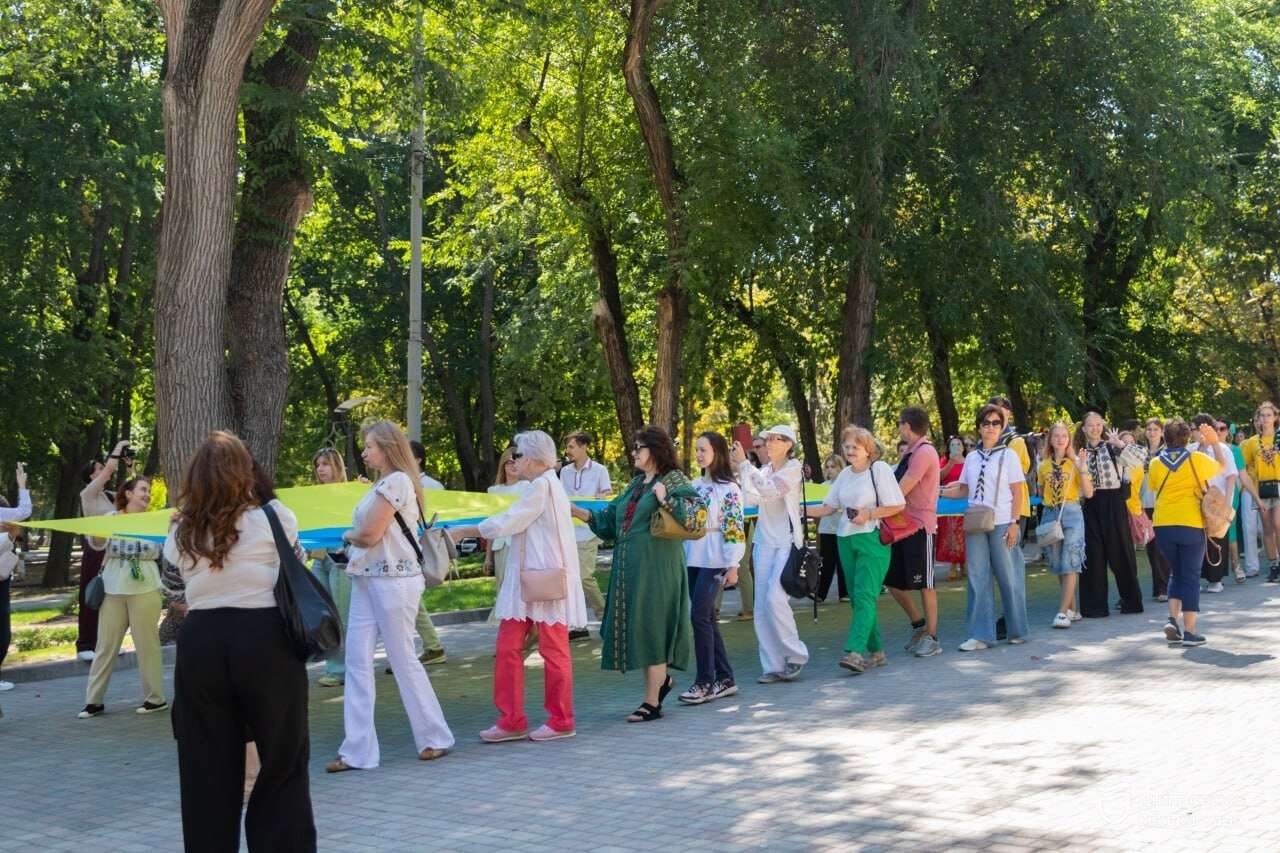«Крила єдності»: у День Незалежності дніпряни пройшли містом із 50-метровим прапором України
У День Незалежності України Дніпро засяяв синьо-жовтими барвами. У місті провели символічну акцію «Крила єдності», під час якої учасники пронесли…