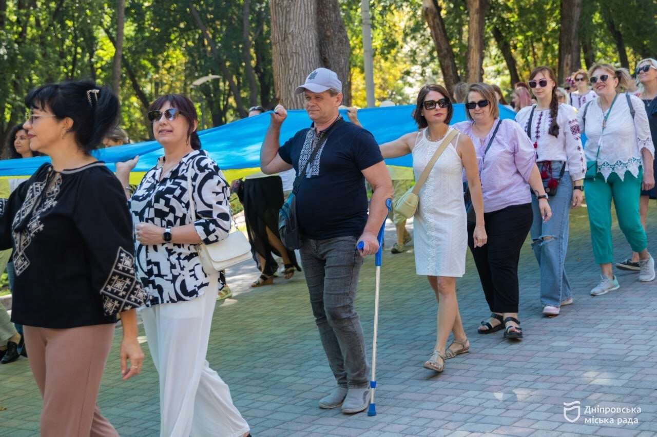 «Крила єдності»: у День Незалежності дніпряни пройшли містом із 50-метровим прапором України
