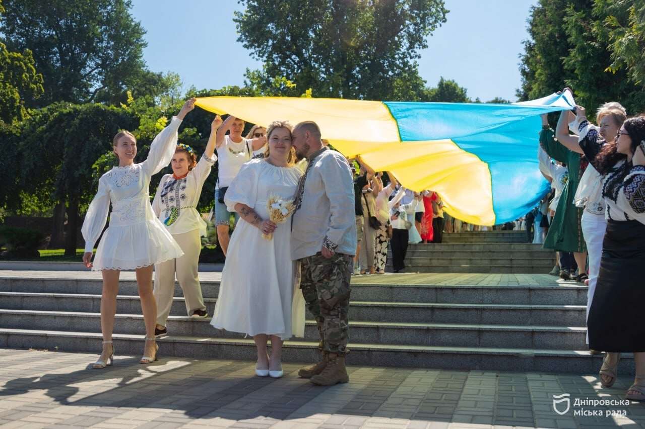 «Крила єдності»: у День Незалежності дніпряни пройшли містом із 50-метровим прапором України