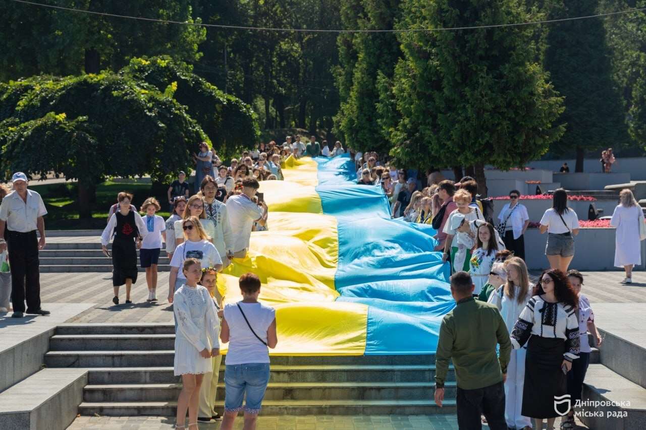 «Крила єдності»: у День Незалежності дніпряни пройшли містом із 50-метровим прапором України