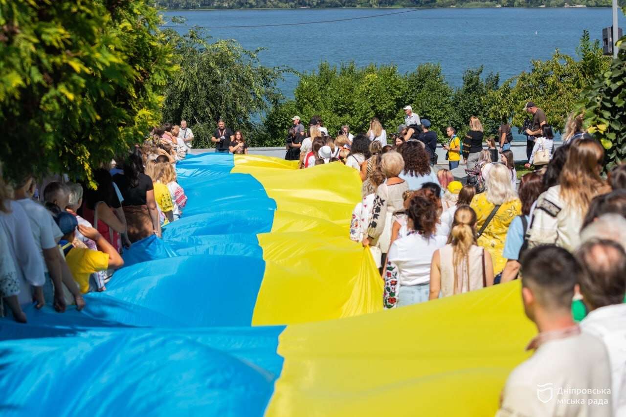 «Крила єдності»: у День Незалежності дніпряни пройшли містом із 50-метровим прапором України