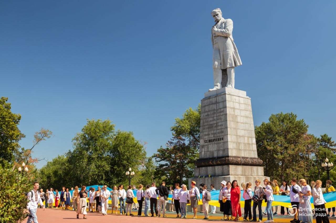 «Крила єдності»: у День Незалежності дніпряни пройшли містом із 50-метровим прапором України