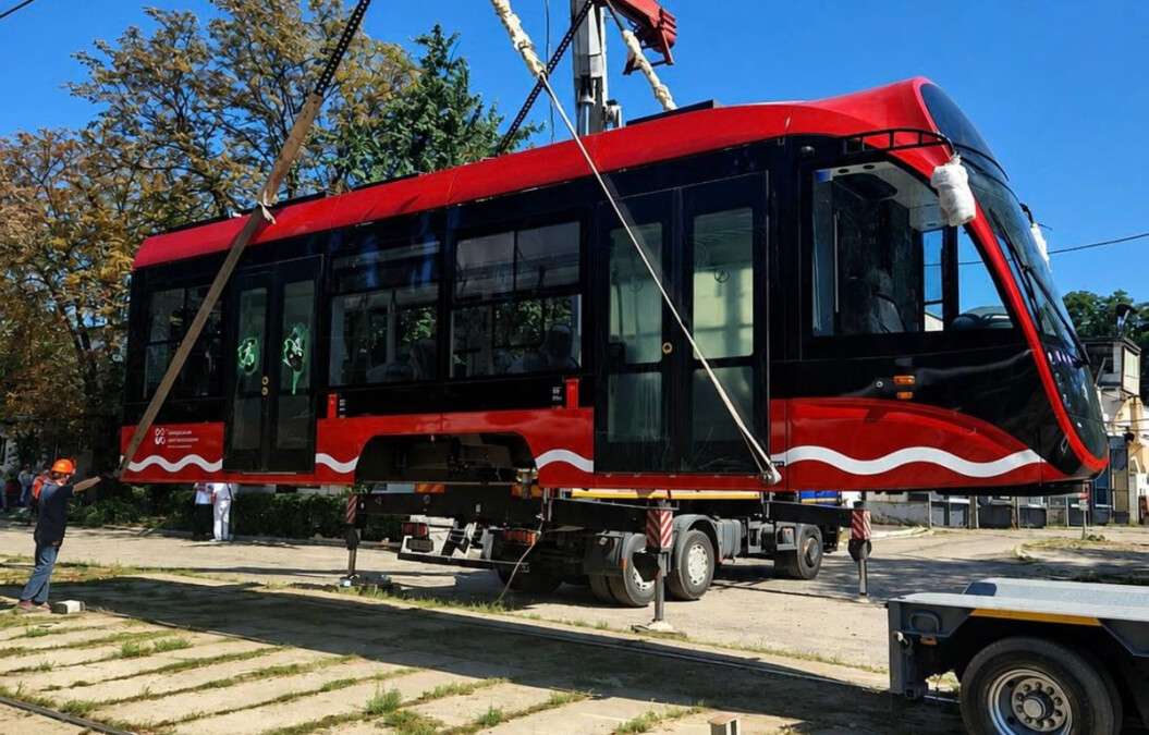 Дніпро продовжує оновлювати транспорт: у День Незалежності прибув четвертий низькопідлоговий трамвай