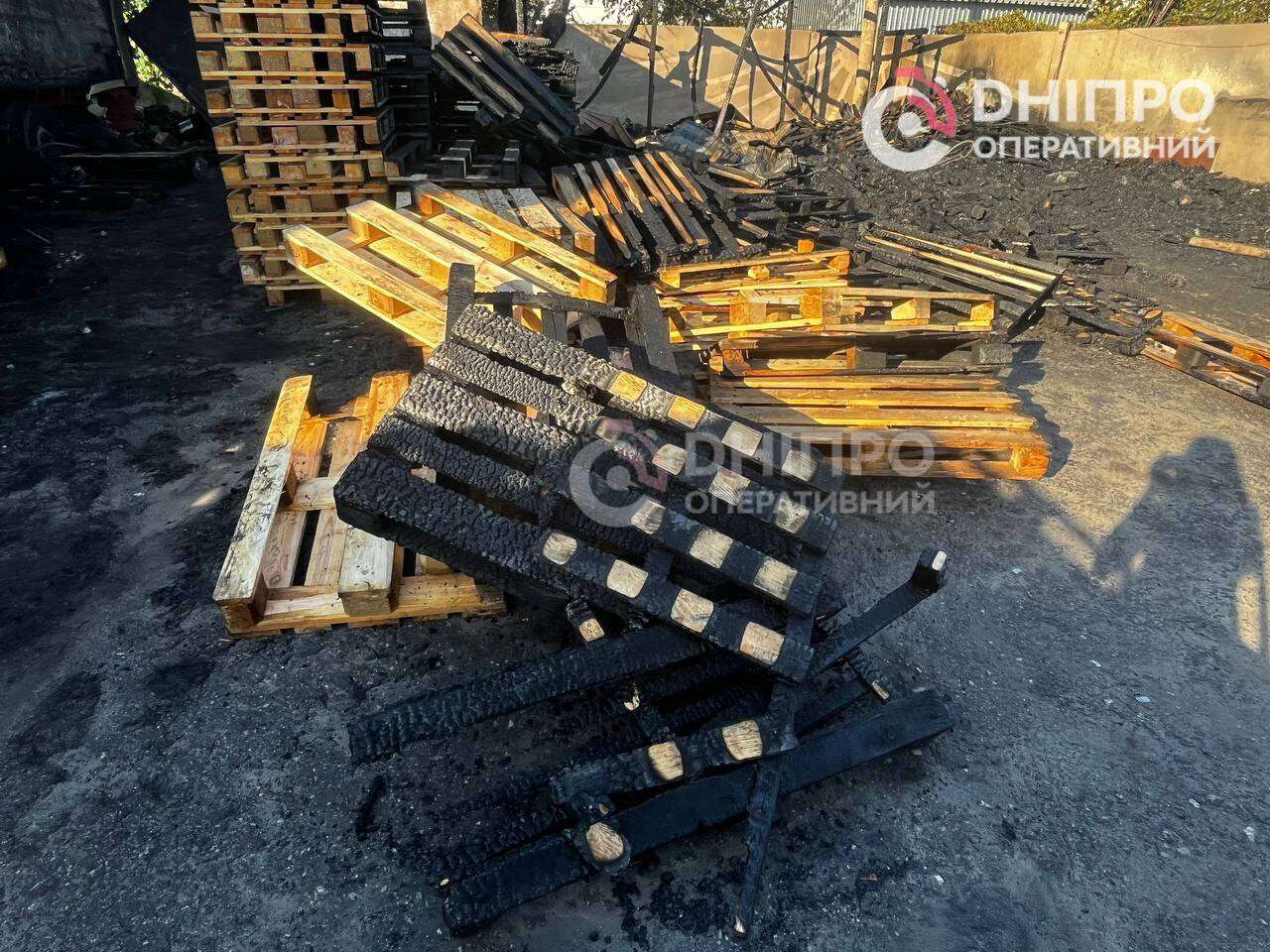 У Слобожанському внаслідок ворожої атаки пошкоджено ТРЦ: що зараз відбувається на місці удару
Близько 23:30 24 серпня Дніпро здригнувся від гучних вибухів. Пізніше в ОВА уточнили, що звуки вибухів долинали зі Слобожанської громади,…