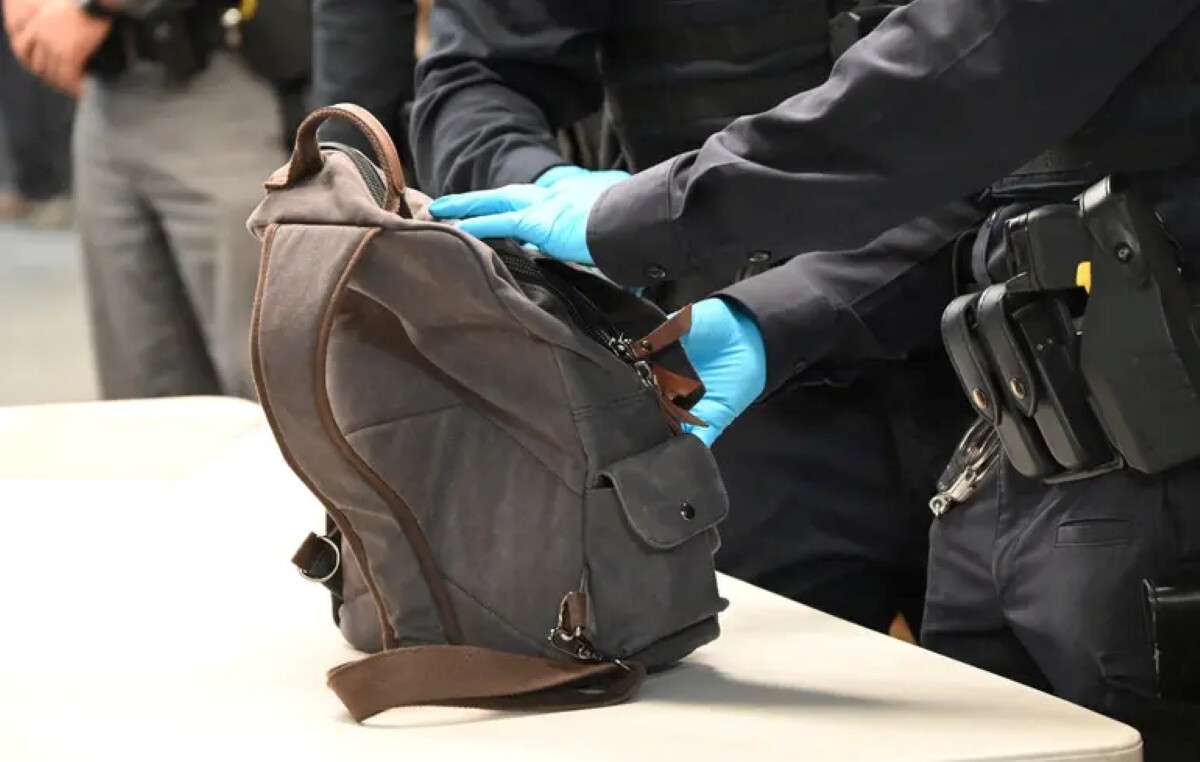 Чи можна відмовитися від огляду речей під час перевірки документів
Під час перевірки документів правоохоронці можуть попросити показати вміст сумки, рюкзака чи інших особистих речей. Однак така вимога не означає,…