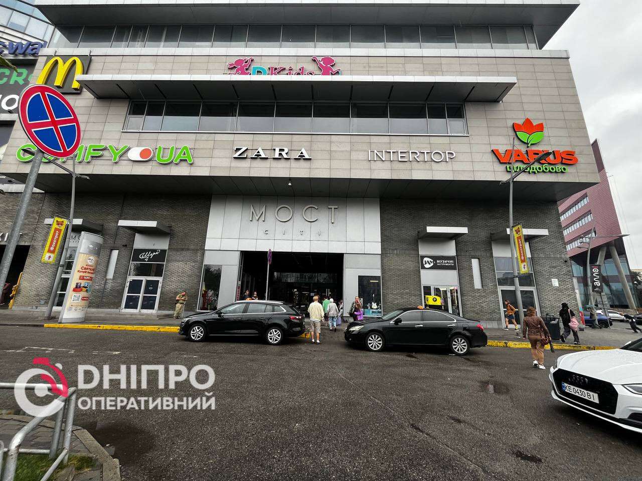 Як працюють ТЦ на правому березі Дніпра під час повітряних тривог