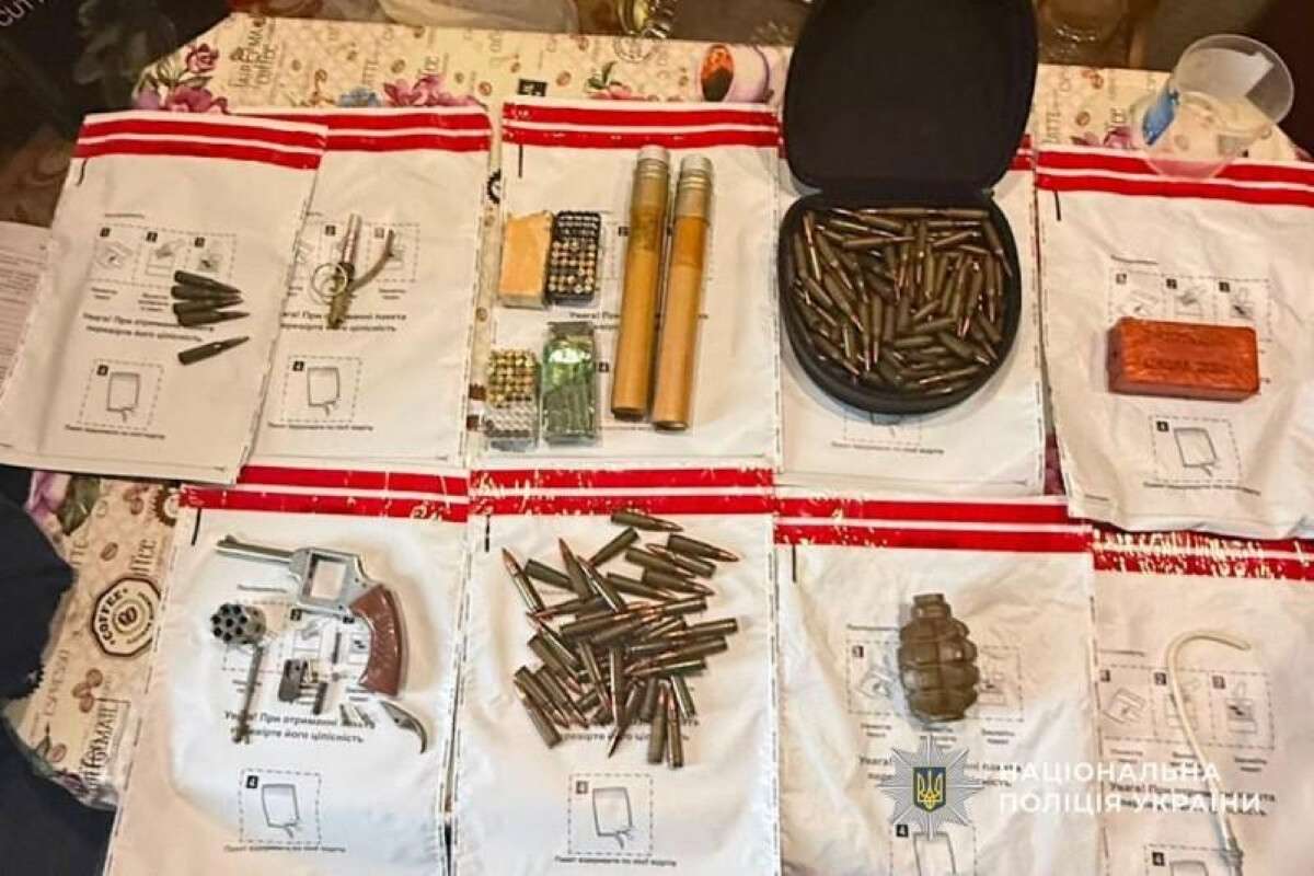 Арсенал зброї та вибухівки вдома: у Дніпрі затримали власника небезпечних боєприпасів
У Дніпрі правоохоронці викрили чоловіка, який незаконно зберігав удома зброю, вибухівку та боєприпаси. За цим фактом йому вже повідомили про…