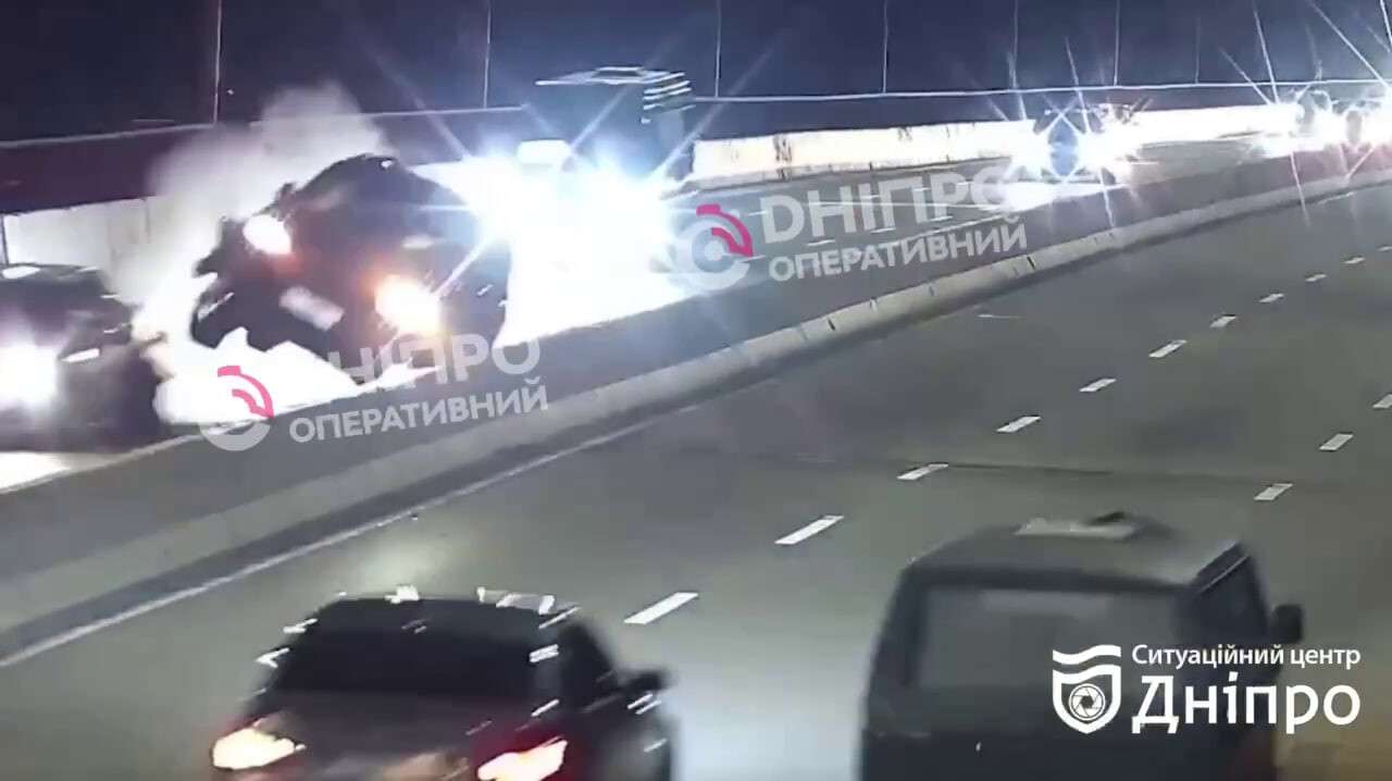 У Дніпрі на Центральному мосту авто ледь не перекинулося внаслідок ДТП: відео моменту
Минулого вечора на Центральному мосту в Дніпрі сталася серйозна дорожньо-транспортна пригода, внаслідок якої одне з авто ледь не перекинулося. Момент…