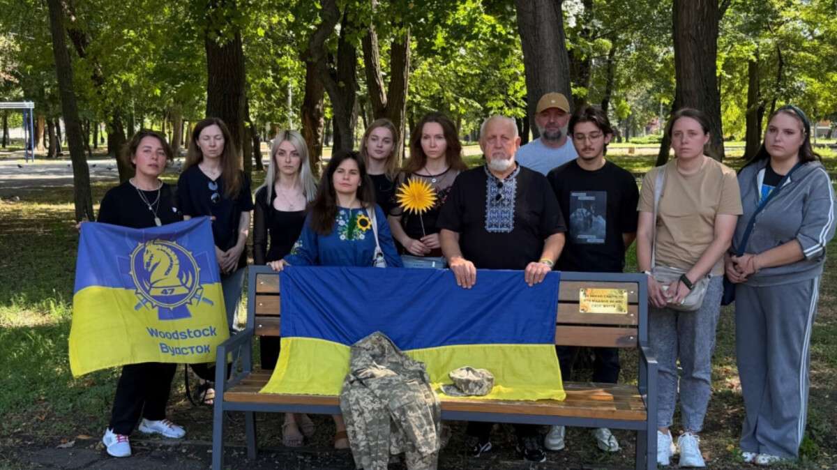 Мемориальную табличку в честь погибших Защитниц Украины установили в Днепре