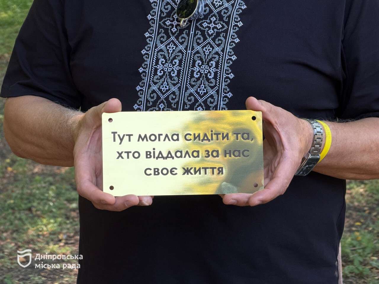 Мемориальную табличку в честь погибших Защитниц Украины установили в Днепре