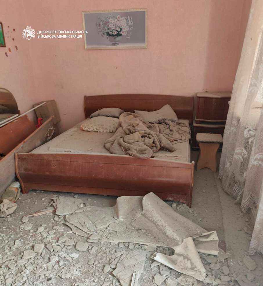 На Дніпропетровщині протягом дня лунали вибухи: є поранені та руйнування
Протягом неділі, 30 серпня, росіяни майже півсотні разів обстріляли Дніпропетровську область, застосуваваши безпілотники, артилерію та авіабомби. Поранень дістали четверо людей