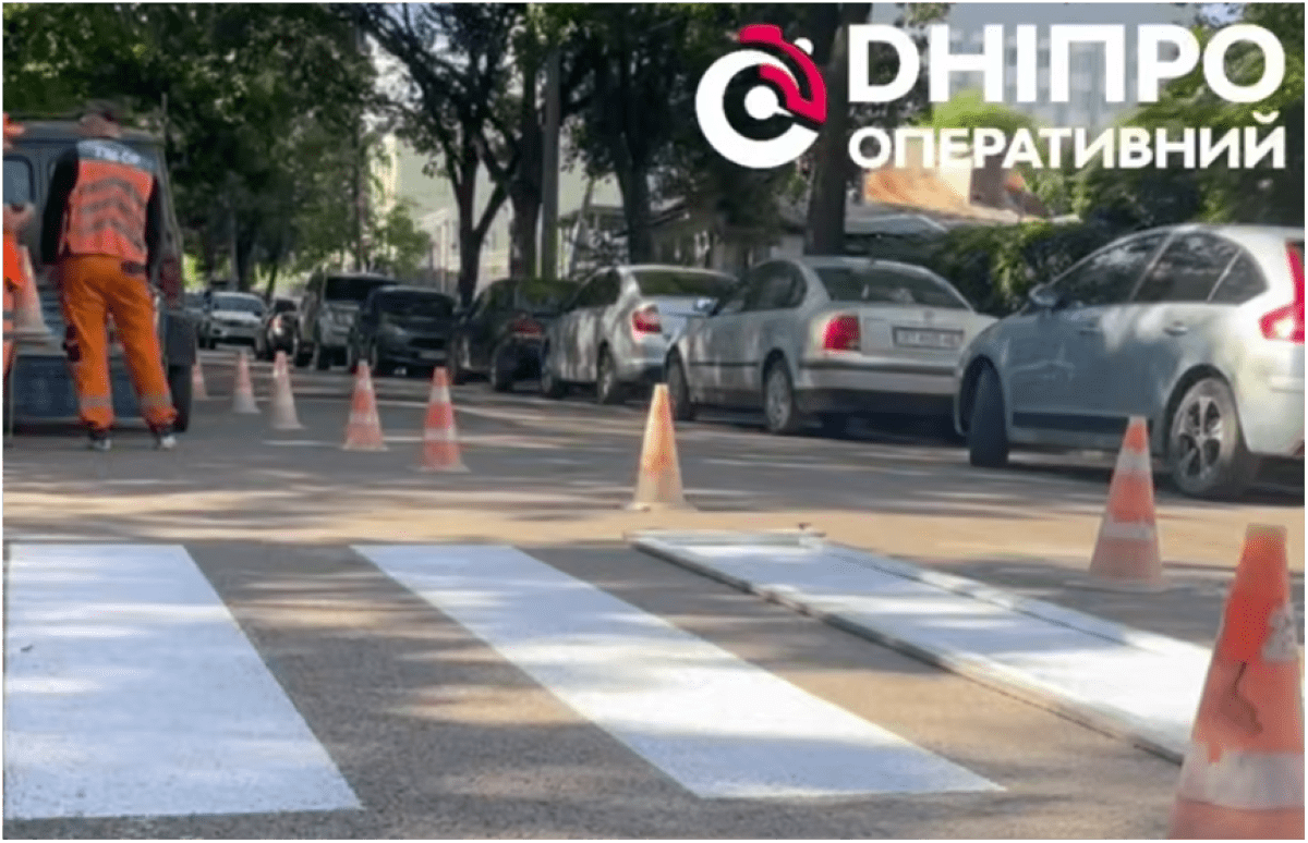 Щоб діти були у безпеці: у Дніпрі оновлюють розмітку біля шкіл та гімназій
У Дніпрі протягом літа оновлюють дорожню розмітку біля шкіл та гімназій. Роботи мають зробити пішохідні переходи помітнішими та підвищити безпеку…