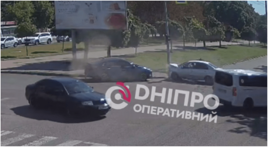 У Дніпрі на просп. О. Поля Chevrolet на швидкості влетів у Hyundai: є постраждалі
У Дніпрі на одному з перехресть сталася ДТП за участю двох легковиків. Унаслідок зіткнення кілька людей отримали травми та були…