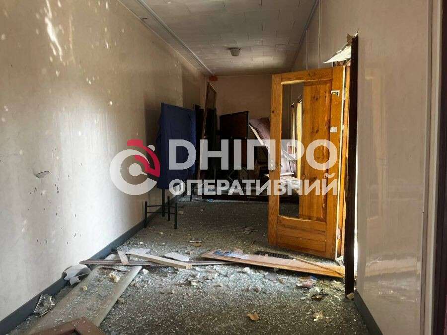 Десятки вибитих вікон та понівечені класи: як зараз виглядає коледж у Дніпрі після ракетної атаки
У Дніпрі внаслідок чергової ракетної атаки пошкоджено навчальний заклад. На щастя, під час удару в коледжі не було учнів, тому…