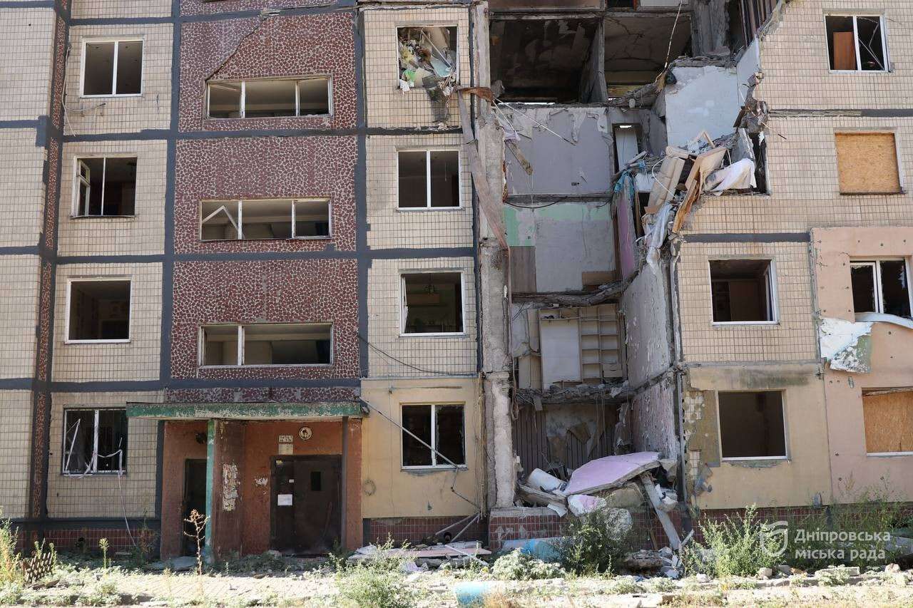 До демонтажу готують під’їзд будинку на проспекті Героїв, куди влучив ворожий