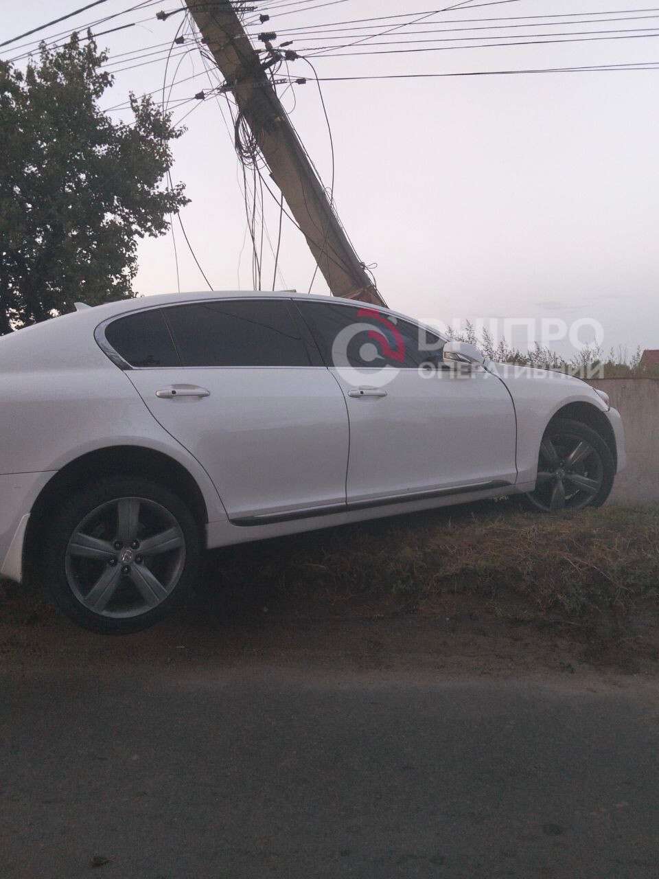 Lexus врізався в електроопору на Щитовій ввечері 6 вересня: що відомо