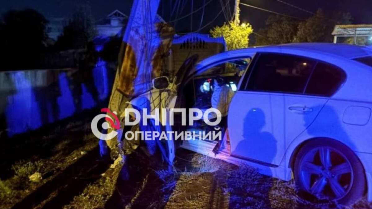 Lexus врезался в электроопору на Щитовой вечером 6 сентября: что известно