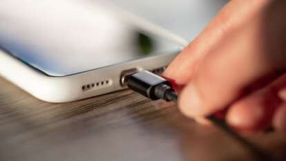 Чому небезпечно заряджати телефон через невідомий USB-порт