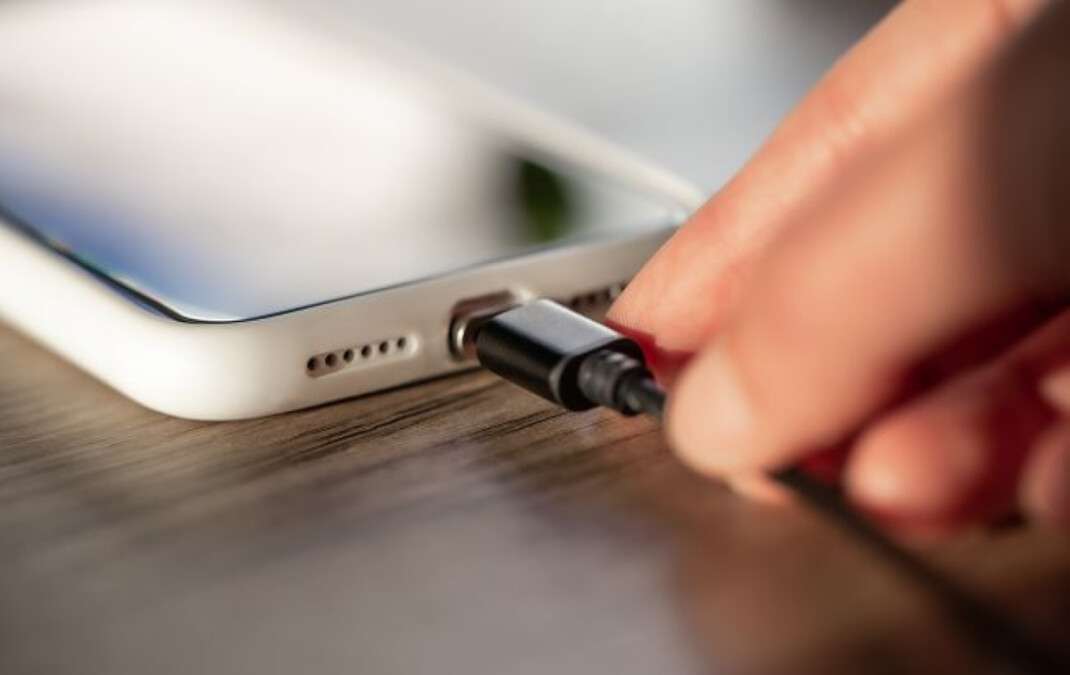 Почему опасно заряжать телефон через неизвестный USB-порт