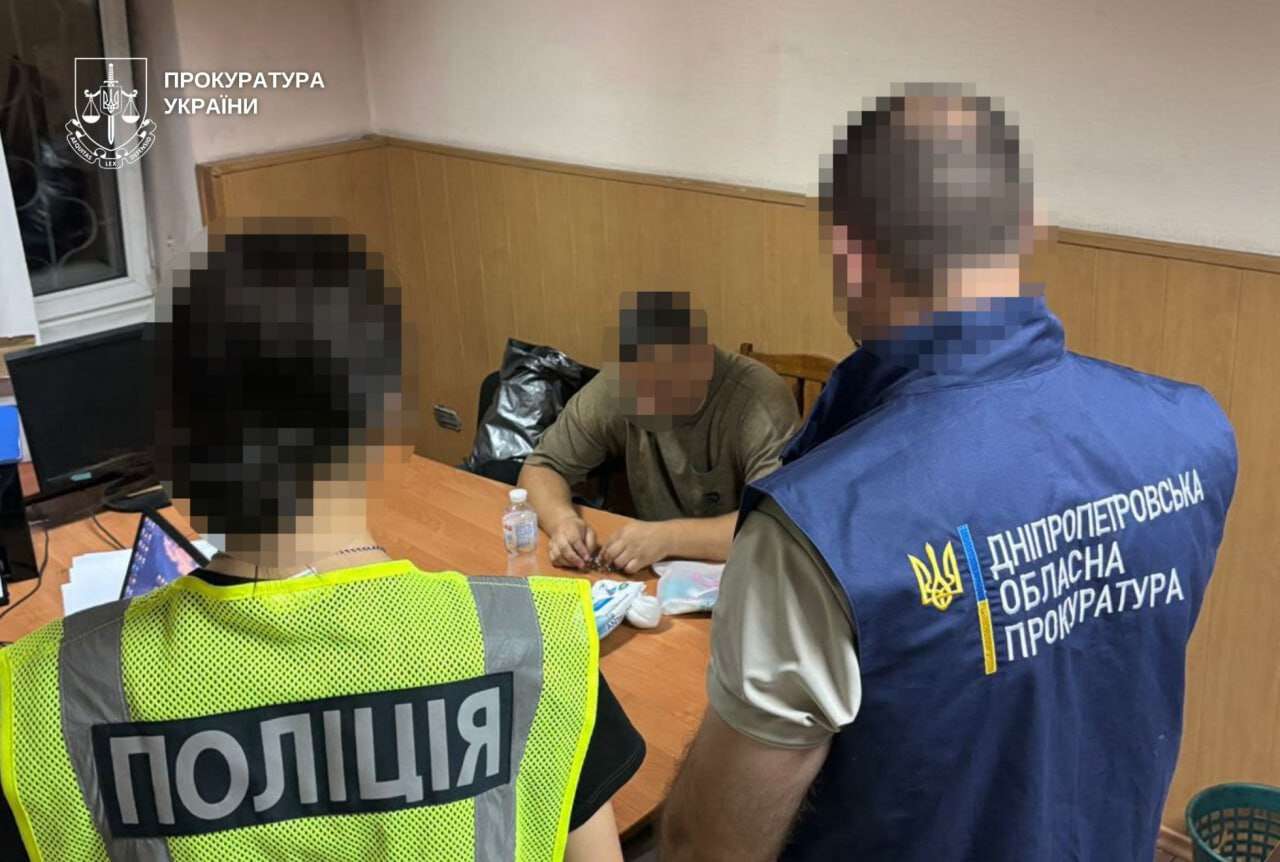 Угрожал расправой из-за магазина на берегу Днепра: вымогателя задержали с $2 тысячами