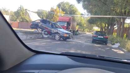 ДТП на Криворізькій 8 вересня: Audi повис на відбійнику після зіткнення з вантажівкою