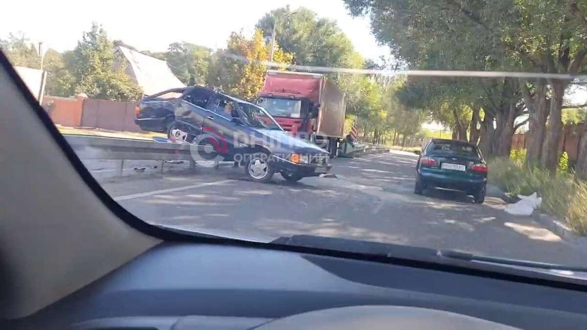 ДТП на Криворожской 8 сентября: Audi повис на отбойнике после столкновения с грузовиком