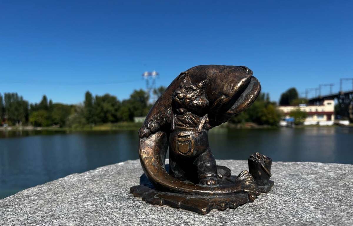 Той, хто знає всі рибні місця Дніпра: у місті відкрили незвичайну мініскульптуру
У Дніпрі з’явився новий маленький символ великої міської історії. До Дня міста відкрили 21-шу мініскульптуру проєкту «Відчуй Дніпро» — «Дніпровського…
