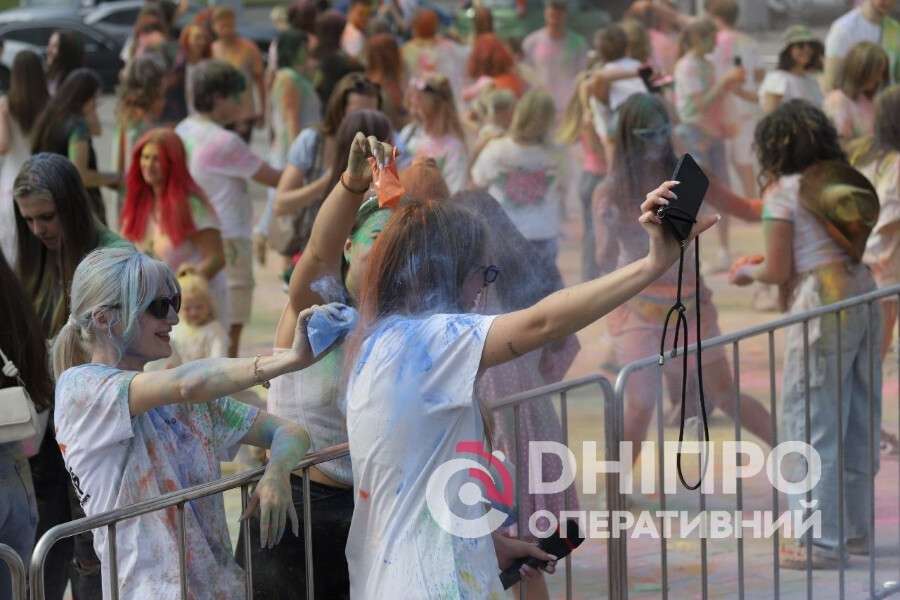 100 кг фарби та море яскравих емоцій: у Дніпрі до 500-річчя міста відновили фестиваль Kolir Fest
У Дніпрі розпочалося святкування 500-річчя міста. Однією з перших подій став Kolir Fest, який зібрав містян та подарував учасникам яскраві…