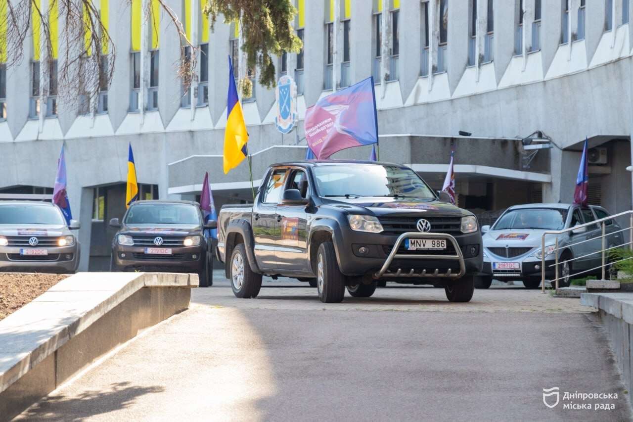 Пікапи для фронту та автопробіг: у Дніпрі до Дня міста підтримали 7-й корпус ДШВ