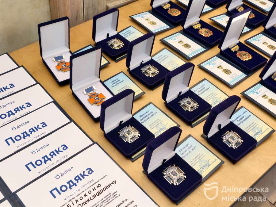 «Люди, завдяки яким Дніпро живе та має надію на майбутнє». У День міста Філатов вручив дніпрянам різних професій почесні нагороди