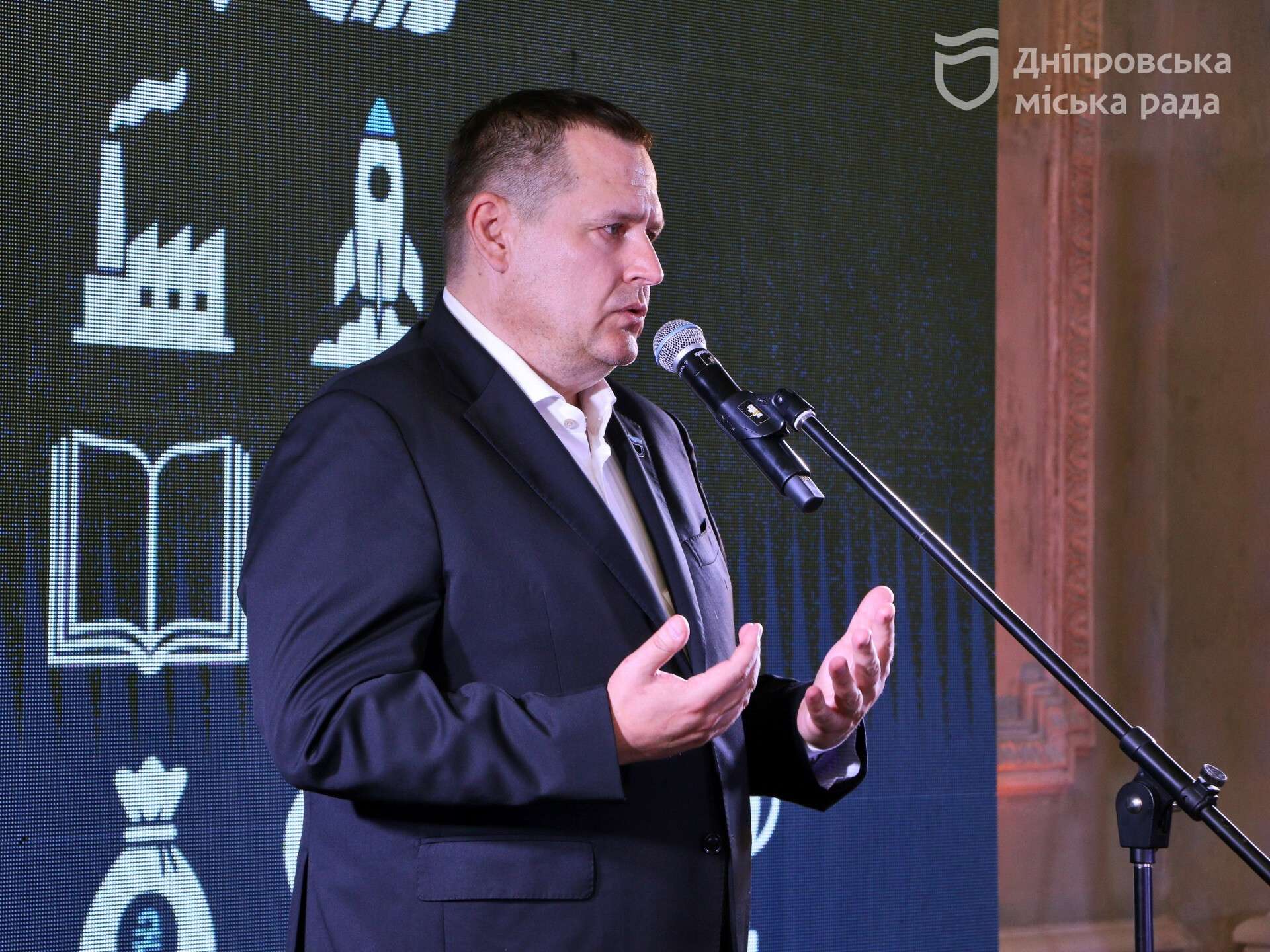 «Люди, завдяки яким Дніпро живе та має надію на майбутнє». У День міста Філатов вручив дніпрянам різних професій почесні нагороди
У Дніпрі до Дня міста традиційно відзначили людей різних професій, що працюють на благо територіальної громади. Під час