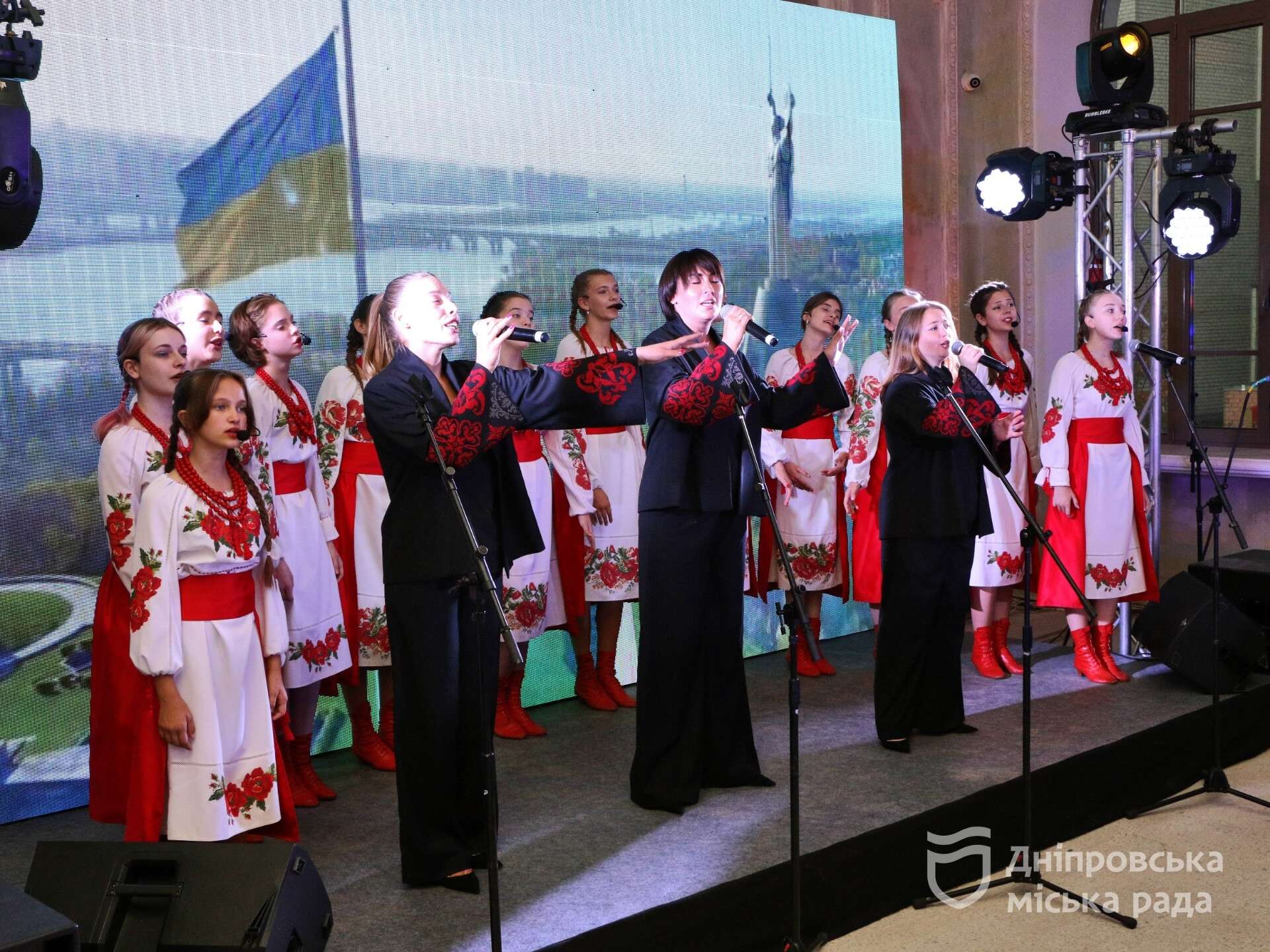 «Люди, завдяки яким Дніпро живе та має надію на майбутнє». У День міста Філатов вручив дніпрянам різних професій почесні нагороди