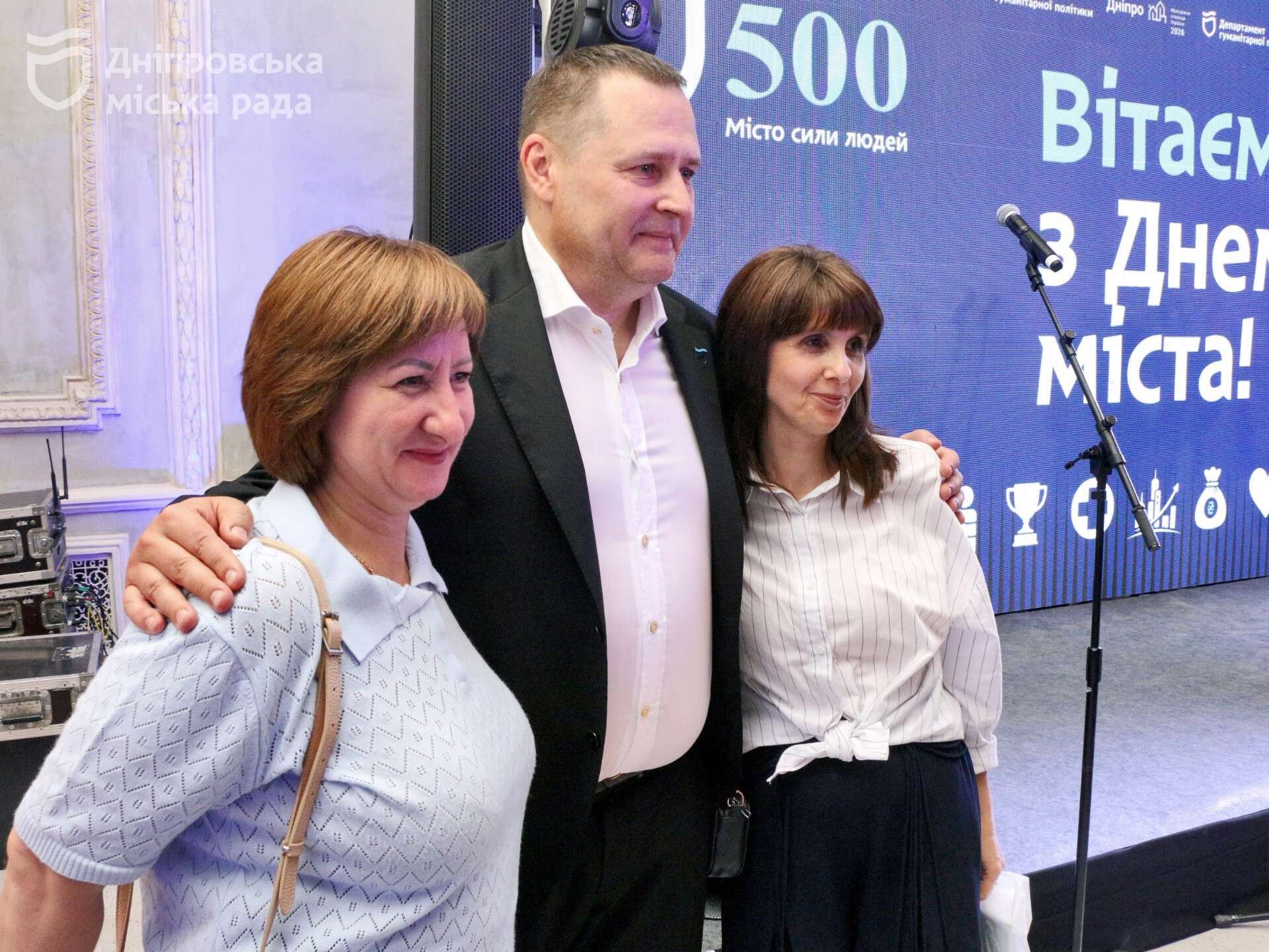 «Люди, завдяки яким Дніпро живе та має надію на майбутнє». У День міста Філатов вручив дніпрянам різних професій почесні нагороди