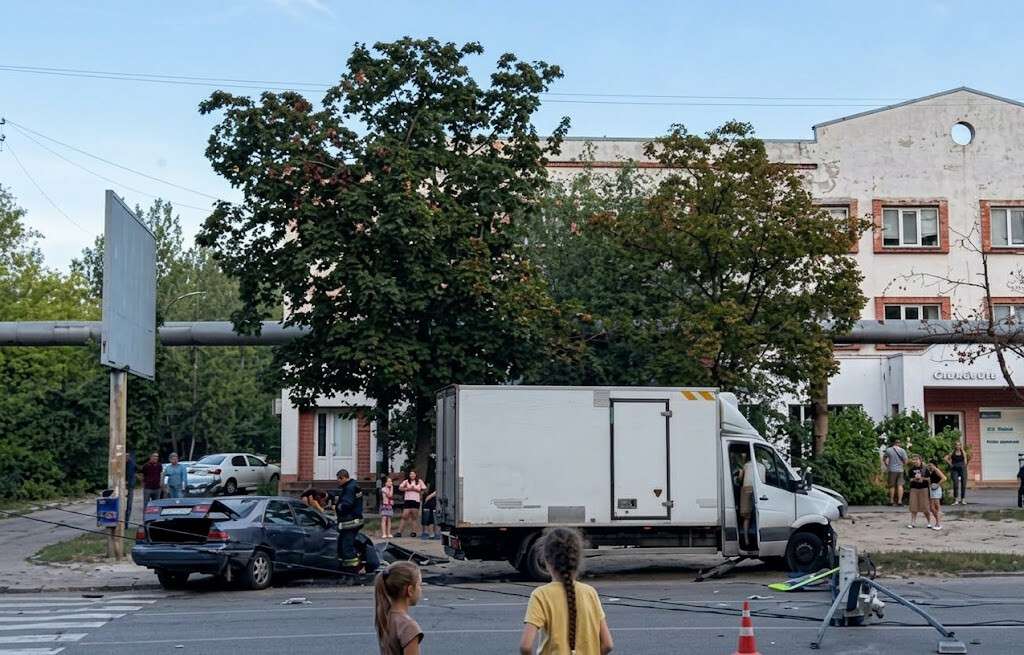 У Дніпрі вантажівка після зіткнення знесла стовп: момент ДТП потрапив на відео
Серйозна аварія сталася сьогодні, 13 вересня, близько 18:00 на проспекті Петра Калнишевського у Дніпрі. Там зіткнулися легковий автомобіль та вантажівка,…