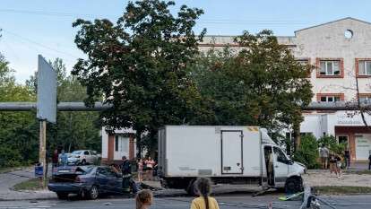 У Дніпрі вантажівка після зіткнення знесла стовп: момент ДТП потрапив на відео
