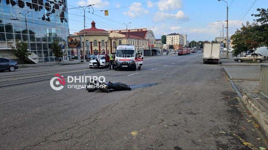 У Дніпрі біля "Озерки" збили кур'єра на мопеді: що відомо
У Дніпрі 16 вересня на вулиці Степана Бандери сталася серйозна дорожньо-транспортна пригода, у якій постраждав кур'єр на мопеді. Про це…