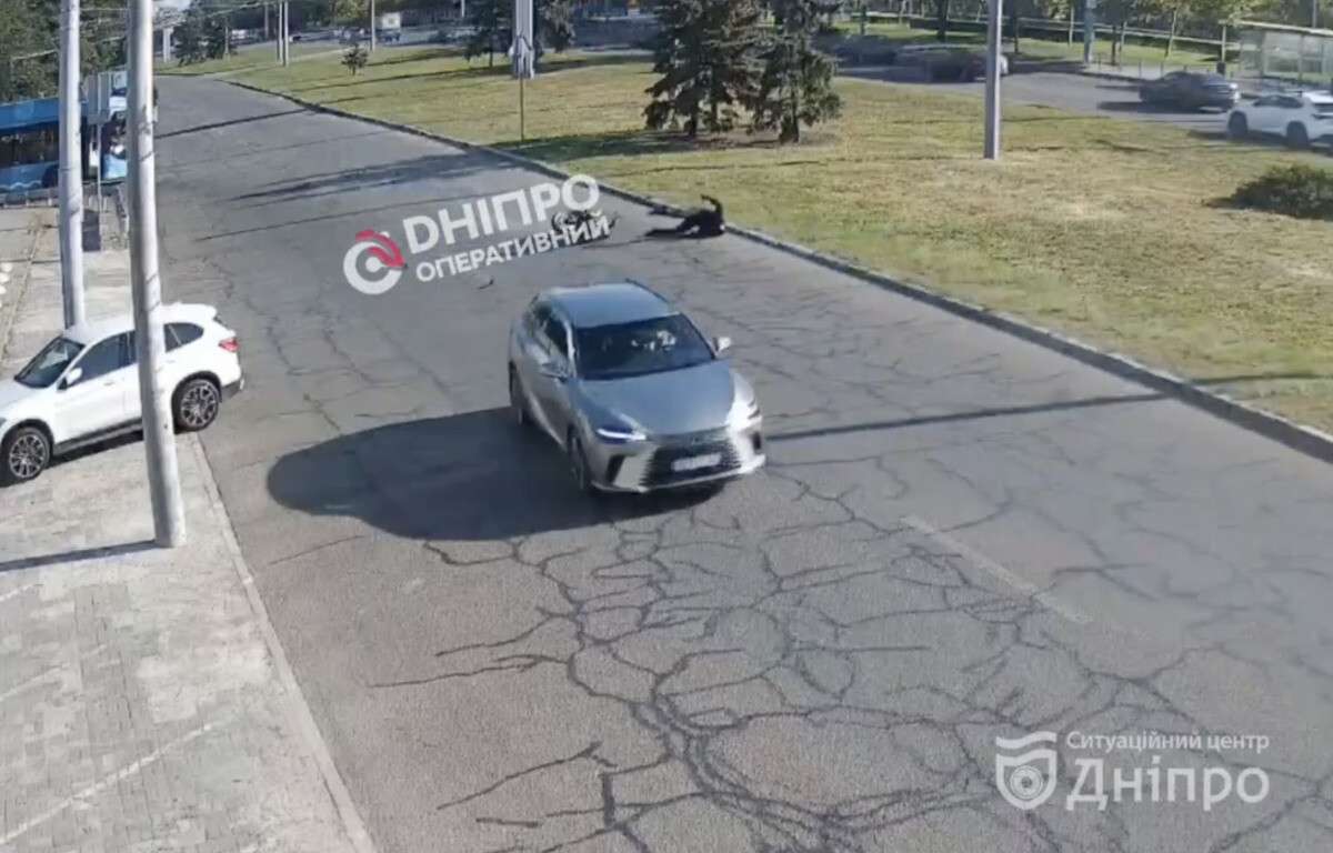 У Дніпрі на Набережній Перемоги сталася чергова мото-ДТП: відео моменту
У Дніпрі на Набережній Перемоги сьогодні, 17 вересня, сталася ДТП за участю мотоцикліста. Момент зафіксувала камера Ситуаційного центру Дніпра, повідомляє…