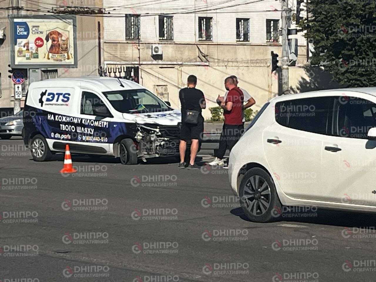 ДТП на Слобожанском проспекте 17 сентября: легковик снес Renault — видео и подробности