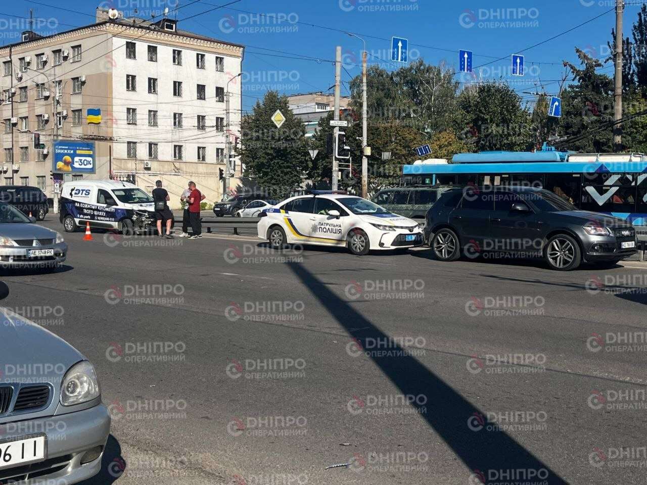 ДТП на Слобожанском проспекте 17 сентября: легковик снес Renault — видео и подробности