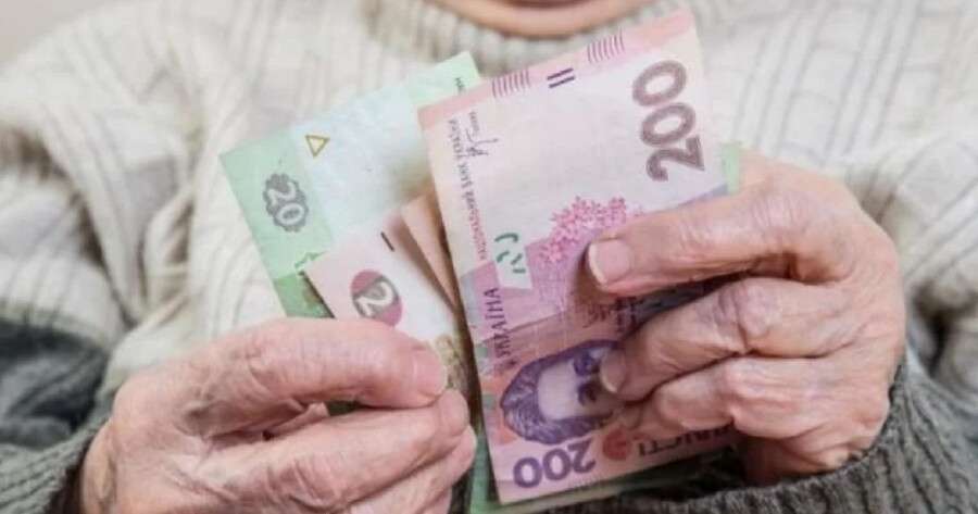 В Україні планують підвищити пенсії: що зміниться для дніпрян
Українським пенсіонерам планують підвищити пенсії у межах щорічної індексації. Гроші на це передбачили у проєкті державного бюджету, однак точний розмір…