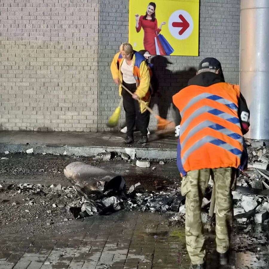 Вивезли понад 15 тонн уламків: мер Філатов розповів про ліквідацію наслідків удару рф по ТЦ у Дніпрі
У Дніпрі комунальні служби завершили прибирання території біля торговельного центру «Новий континент» на Перемозі, який зазнав серйозних пошкоджень 