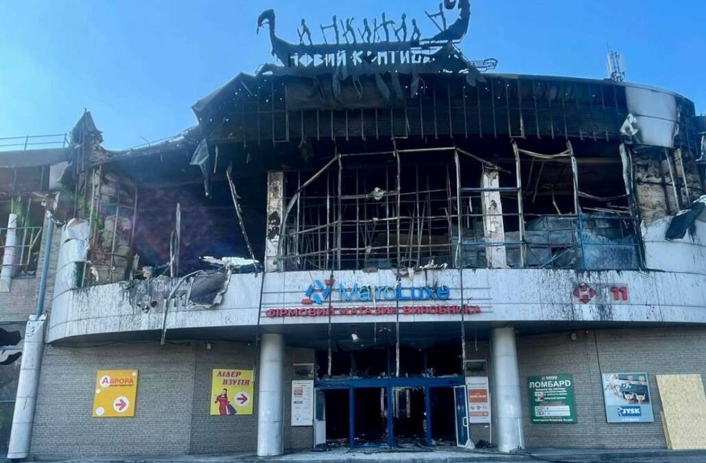 Ліквідація наслідків удару по ТЦ у Дніпрі