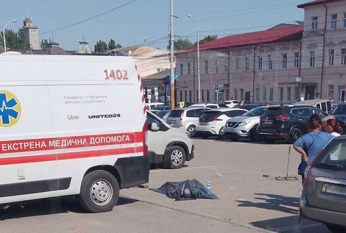 Нерухомо лежав на узбіччі: біля «Озерки» у Дніпрі знайшли тіло пенсіонера
20 вересня біля Центрального ринку «Озерка» у Дніпрі виявили тіло чоловіка. На місце події викликали медиків та правоохоронців, пише «Дніпро…