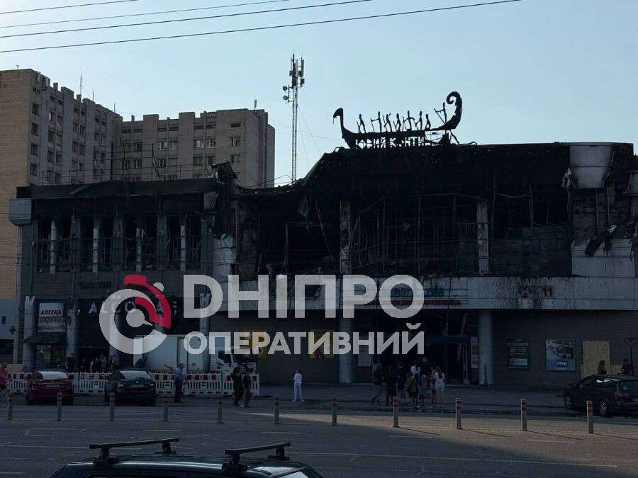 Згарище, уламки та знищений товар: який вигляд має ТЦ "Новий Континент" у Дніпрі після атаки рф
Після російської атаки торговий центр «Новий континент» у Дніпрі зазнав значних руйнувань. Наразі на місці продовжують прибирати наслідки удару, а…