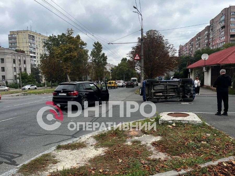 Серйозна ДТП на просп. Поля у Дніпрі: Daihatsu перекинувся на бік після зіткнення з BMW
У Дніпрі 22 вересня на одній з центральних вулиць сталася серйозна дорожньо-транспортна пригода. Про це повідомляє «Дніпро Оперативний» з місця…