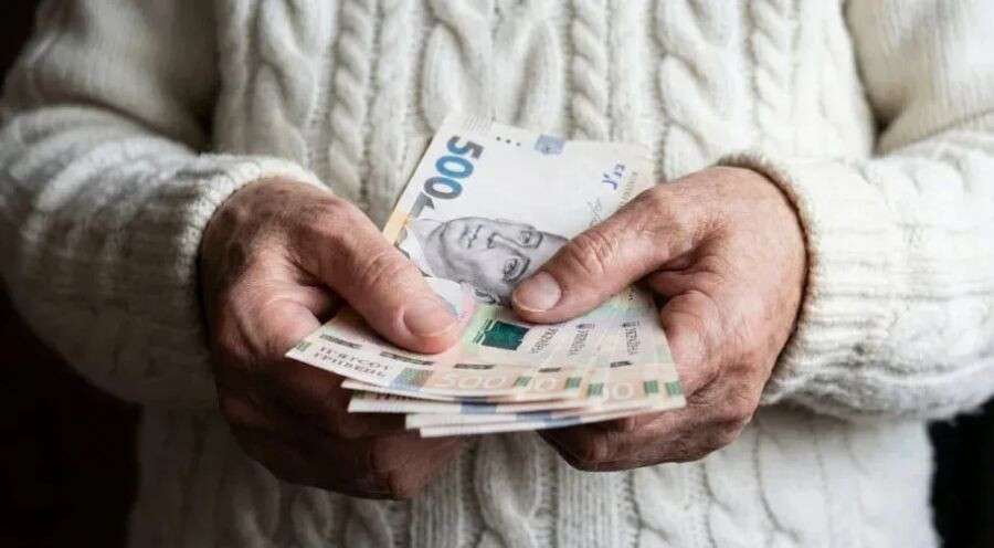Пенсію деяких українців можуть забрати майже повністю: у яких випадках це дозволено
Розмір пенсії не завжди означає, що саме цю суму людина щомісяця отримає на руки. За певних обставин частину виплати можуть…